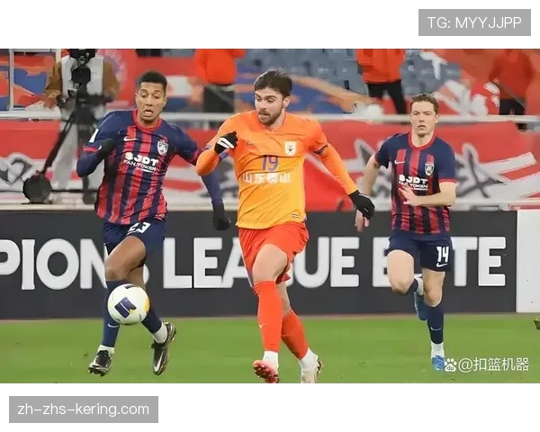 现场:克莱蒙球员因争议定位球判罚与裁判激烈交流,VAR未介入